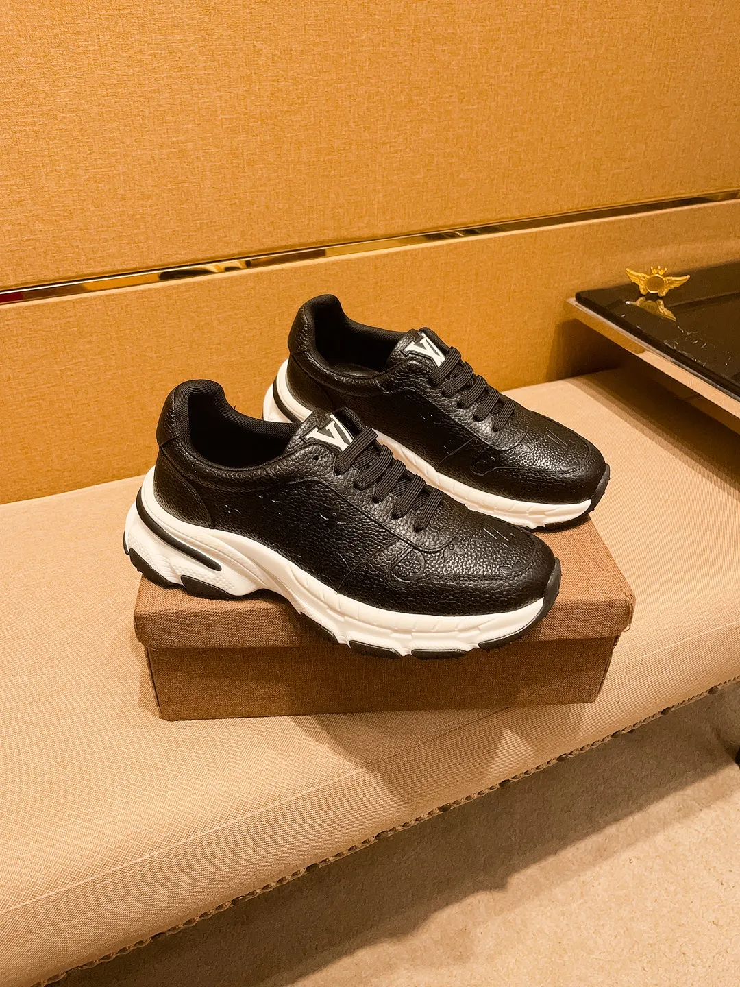 Men's shoes💰 460💰👍[LV]🔥🔝Louis Vuitton, a high-end men's shoe brand, official website 1:1 latest masterpiece: the upper is made of Italian imported first-layer cowhide🔥Official website original special technical cloth fabric matching🔥Original comfortable and breathable lining➕Original designated non-slip outsole🔥Make walking more convenient and comfortable! An exclusive new model, a stunning work, a beautiful 1:1 replica [color] compared to the official quality! Create a fashionable personality to set off your uniqueness! A must-have for trendy men! 🔥, sizes: 38-44. color:.     2⃣️colors available🔥
